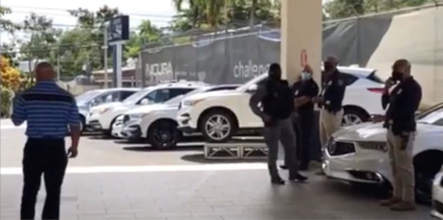 Policia - agentes llegan a comercio - Foto captura de pantalla - mayo 13 2020